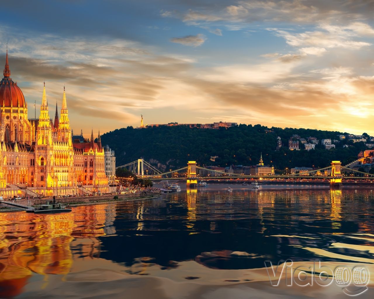 Hungarian Parliament Building at Night Ultra HD Desktop Background Wallpaper  for 4K UHD TV : Widescreen & UltraWide Desktop & Laptop : Tablet :  Smartphone