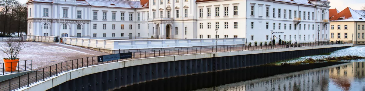 File:Schloss Oranienburg - Jan 2013.jpg - Wikimedia Commons