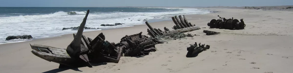 File:Shipwreck-skeleton-coast.jpg - Wikimedia Commons