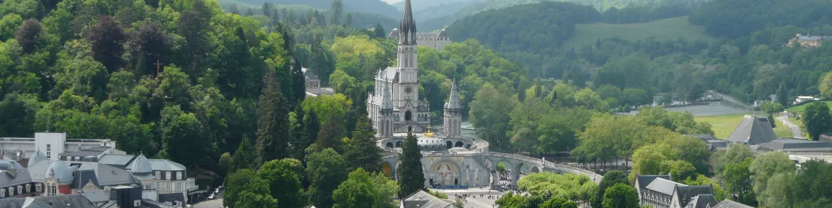 File:Lourdes basilique vue depuis château (3).JPG - Wikipedia