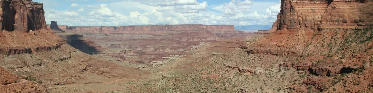 2560px-Canyonlands_-_panorama_White_Rim_Road.jpg