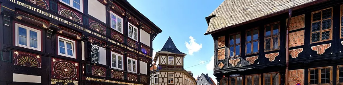 File:Beeindruckende Fachwerkbauten prägen die Goslarer Altstadt. 06.jpg -  Wikimedia Commons